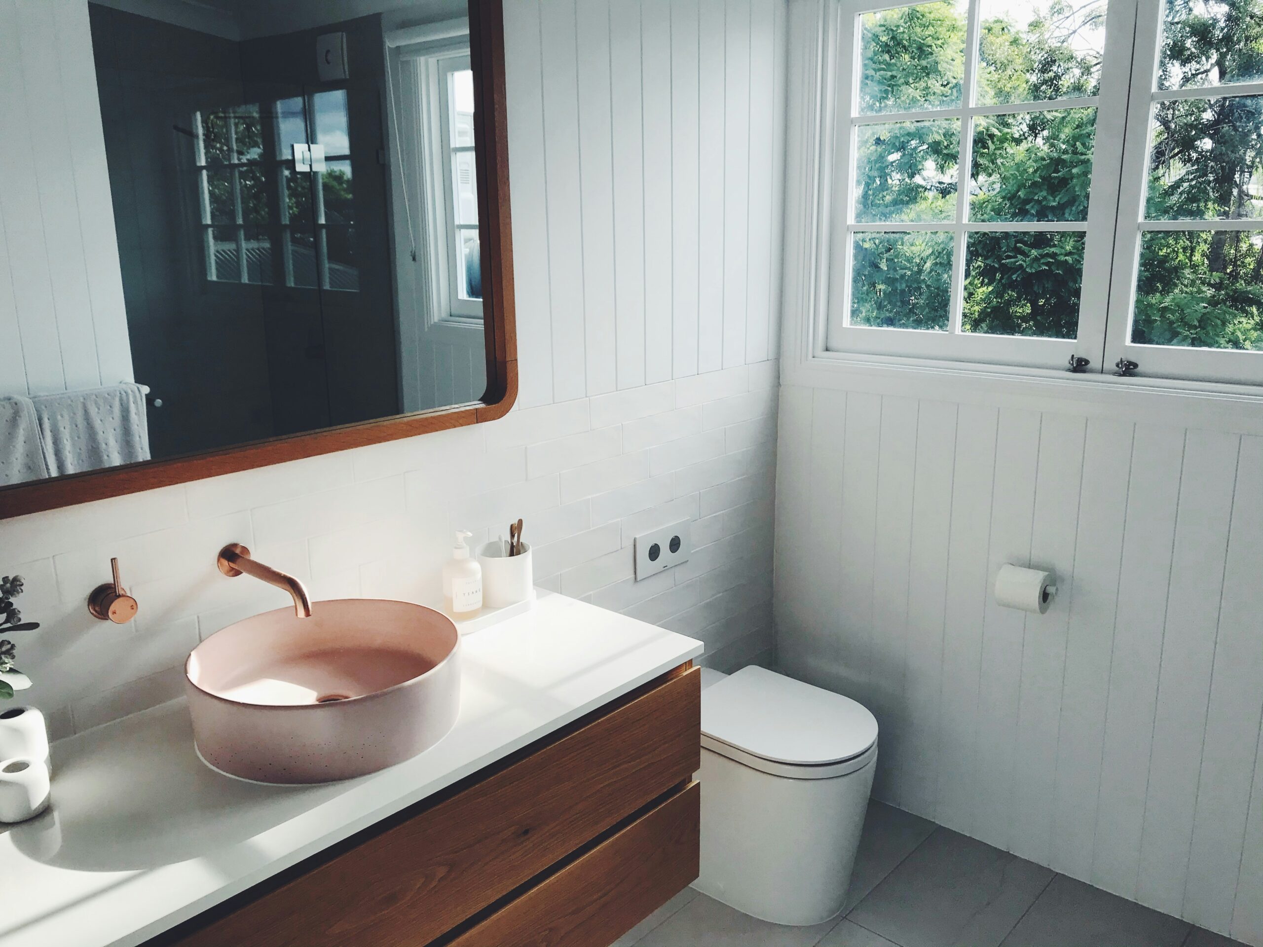 Small Bathroom Decor: Design Hacks & Ideas for Every Budget